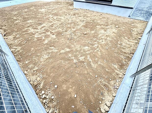 ガーデニングや家庭菜園も楽しめるお庭付き。