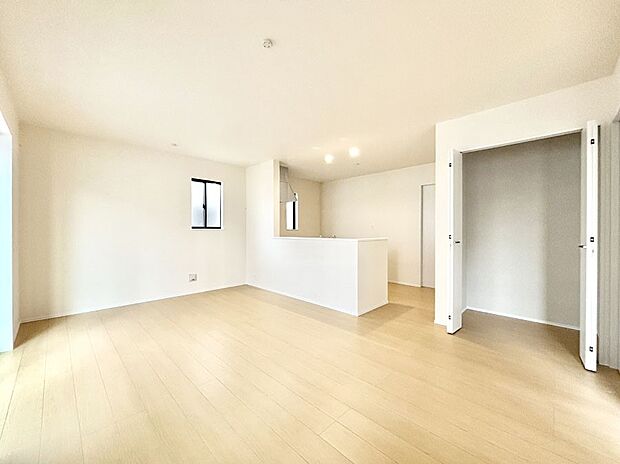 落ち着いた雰囲気のLDKは家族みんなの快適空間