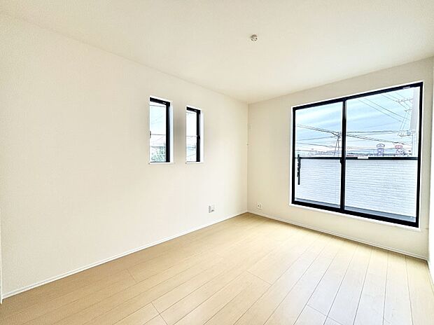 2面採光で気持ちよく自然光が取り入れられるのでお子様のお部屋にもピッタリ