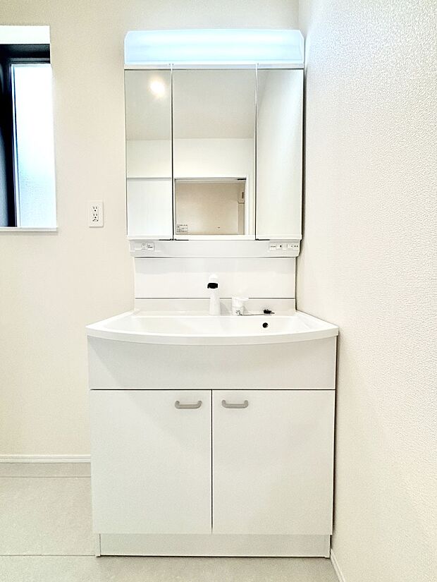 大きく見やすい三面鏡で清潔感ある洗面台は、身だしなみチェックや肌のお手入れにおすすめです。