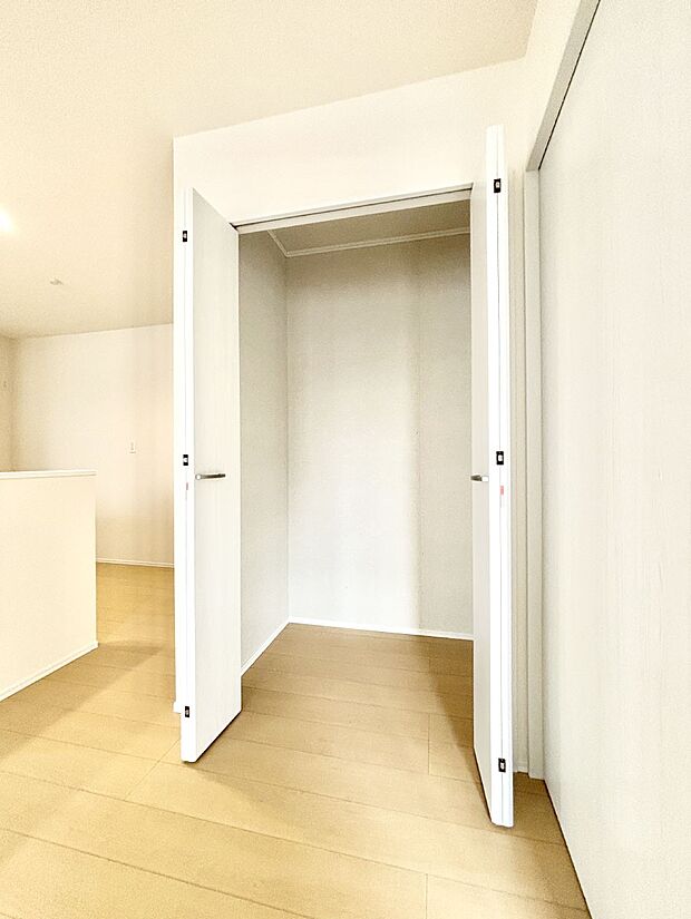 リビング収納。ここに収納があると物が集まるLDKがスッキリ片付きそうですね。