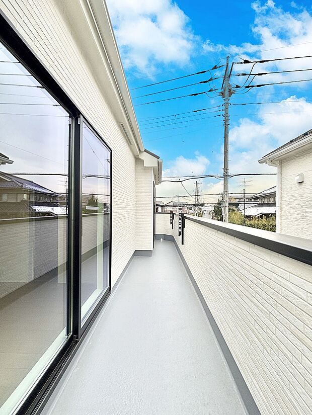 南向きのバルコニー!ご家族の洗濯物はもちろん、お布団もたっぷり干せます!