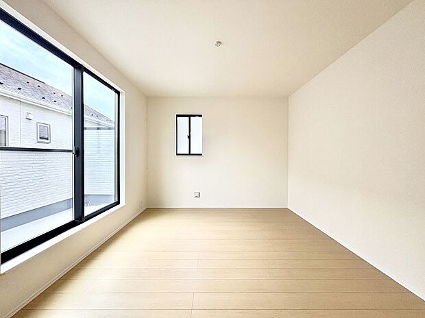 バルコニーが開放感をプラスしてくれる洋室