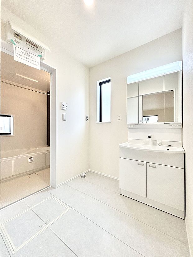 清潔感のある快適空間です。毎日の身支度も気持ち良くお使い頂けます。