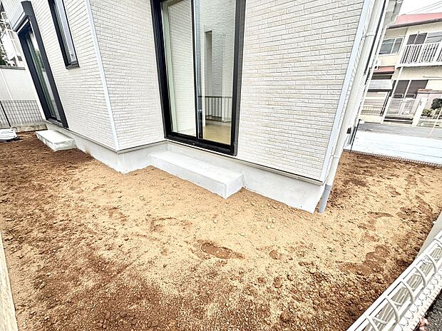 プランターを並べて季節のお花を楽しめるお庭付き。