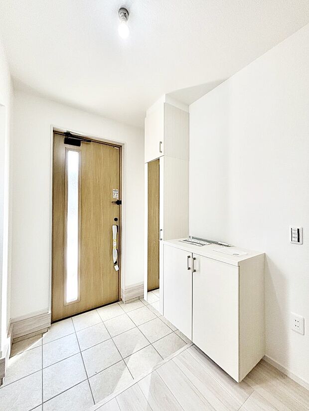 ガラススリットの入った玄関ドアが室内に光を届けてくれます