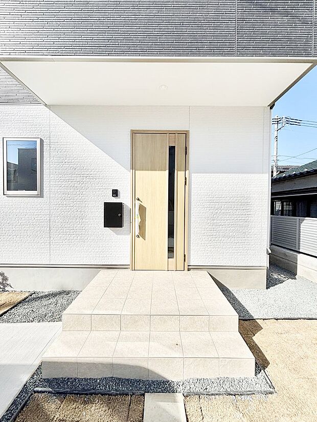 玄関前は雨が降っても濡れにくい屋根付き