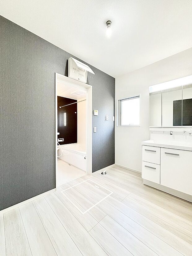 清潔感ある洗面化粧室で朝の身支度も快適