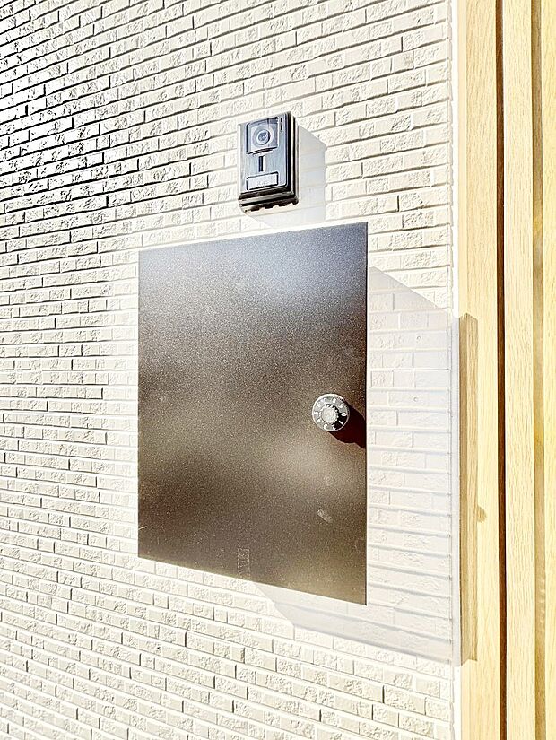 シンプルなデザインのポスト