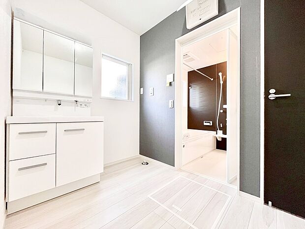 清潔感ある洗面化粧室で朝の身支度も快適