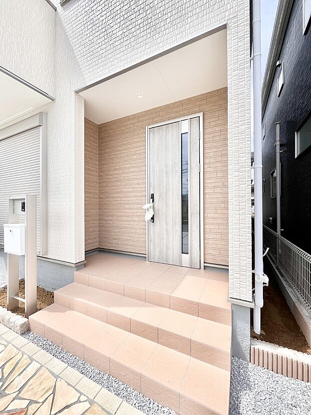 大切な家族、来客を出迎える玄関。