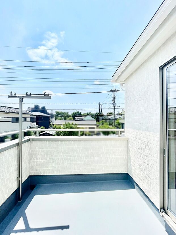暖かな陽光が降り注ぐバルコニーはお洗濯におすすめ。爽やかな風も心地よいです。