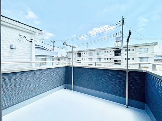 ゆったりバルコニーだから沢山お洗濯ものを干せます。