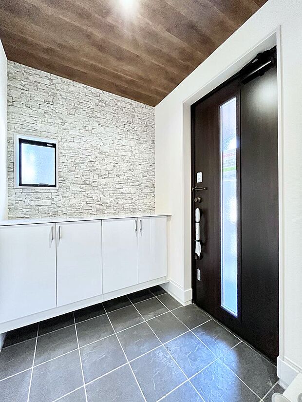 飾り棚を利用して、お越しいただくお客様をおもてなしできます。