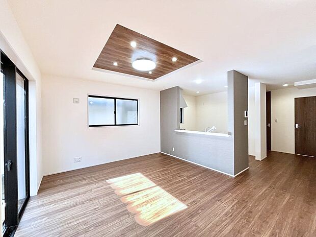 大きな窓からたっぷりの陽光と風を感じられるリビング