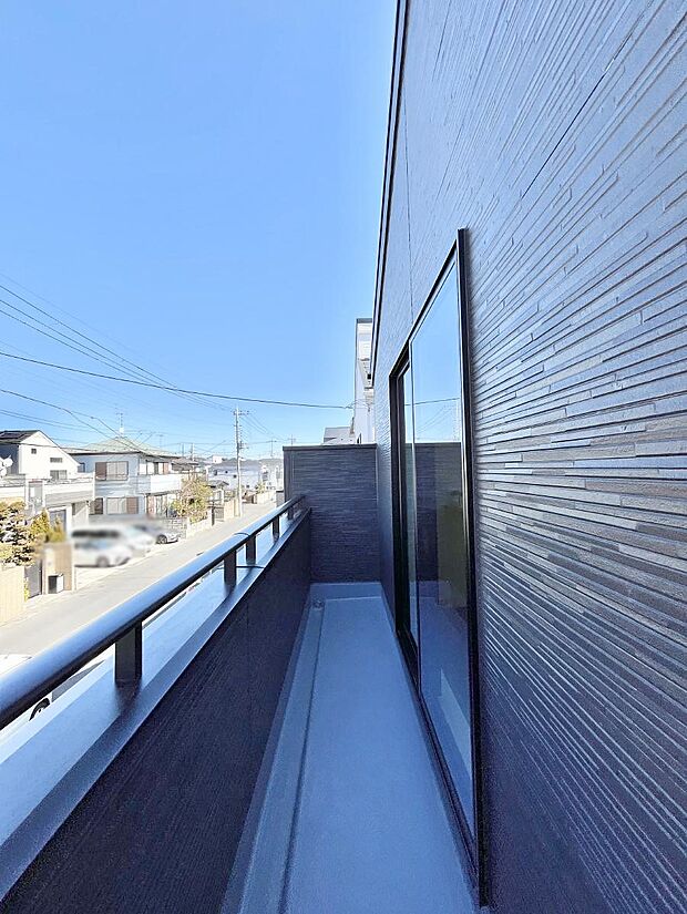 ゆったりバルコニーだから沢山お洗濯ものを干せます。