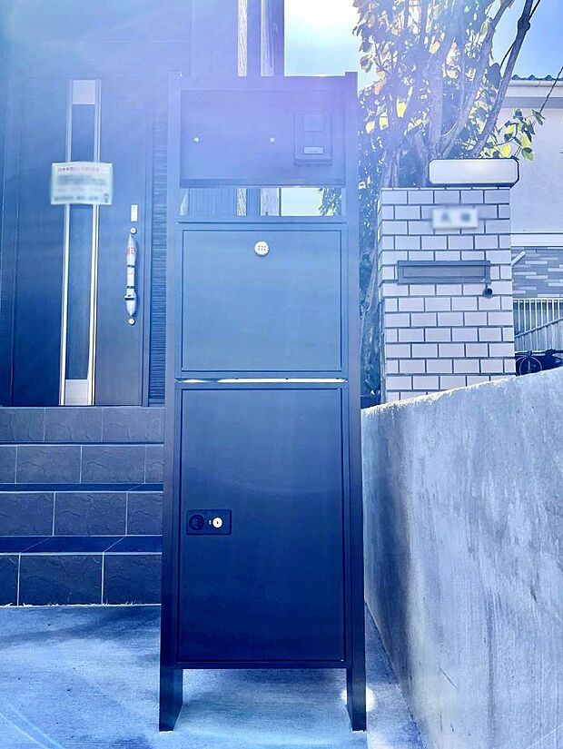 表札・インターホン・ポスト・宅配BOXをひとつに集約。エントランスになじむシンプルデザイン。