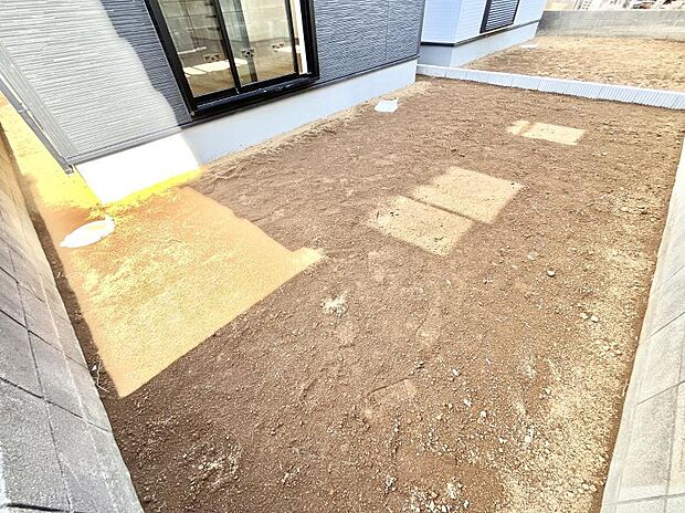 家族で楽しめる庭付きです。ガーデニングや物置を置いたり、お子様がいらっしゃるご家庭ではプールなど使い方はさまざまです。 