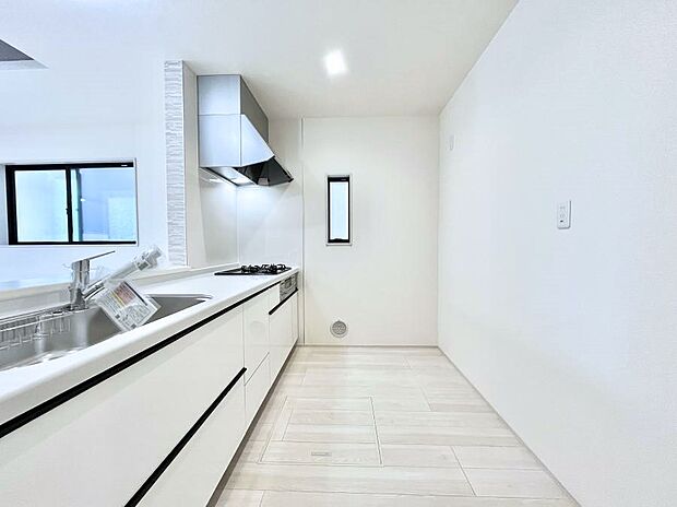 爽やかな風が通り抜けるキッチン。窓があるので明るく換気にも役立ちます。