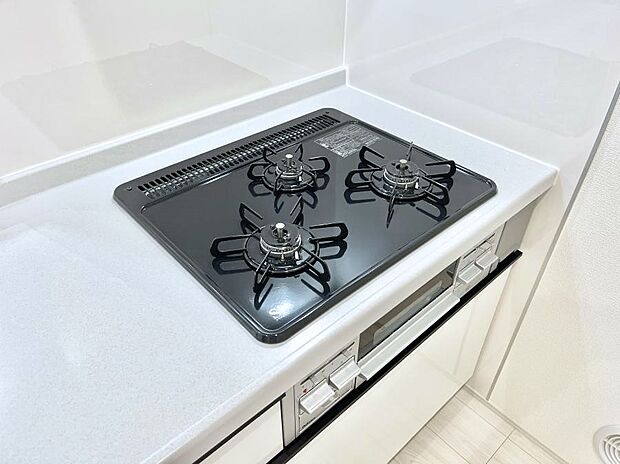 ガスコンロはSiセンサー搭載。火力調節や焦げ付き・消し忘れも防いでくれます。