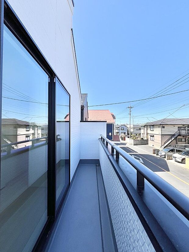 暖かな陽光が降り注ぐバルコニーはお洗濯におすすめ。爽やかな風も心地よいです。