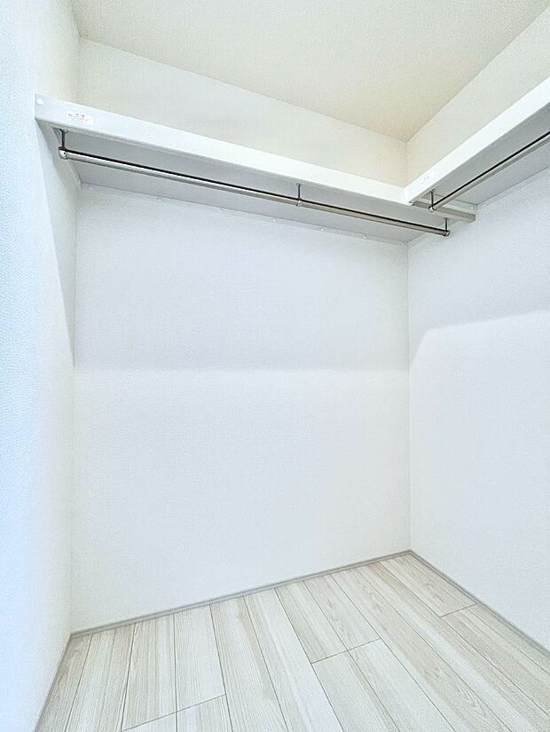 ウォークインクローゼット付きで生活空間を広く利用できます。