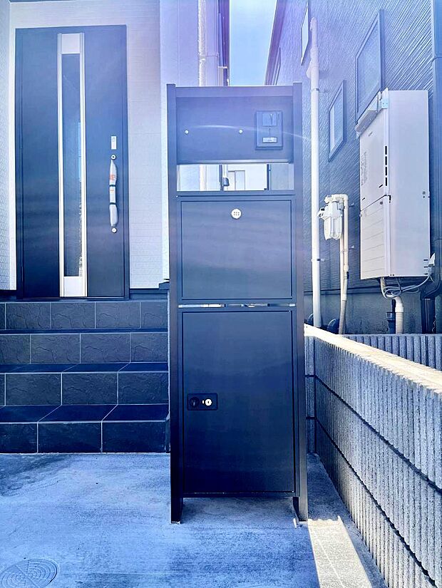 表札・インターホン・ポスト・宅配BOXをひとつに集約。エントランスになじむシンプルデザイン。