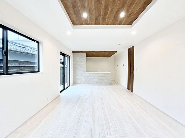 家族の笑顔が自然と生まれてくる、そんな雰囲気のダイニングに仕上がっています。