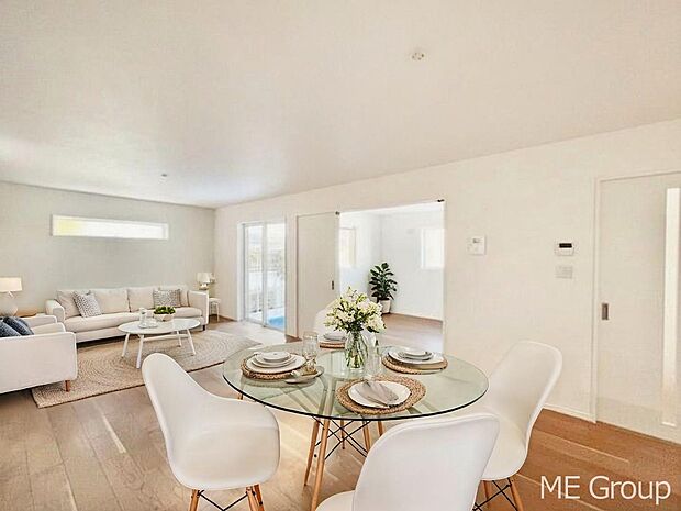 ご家族の賑やかな話し声で包まれる明るいリビング  ※家具はCGです