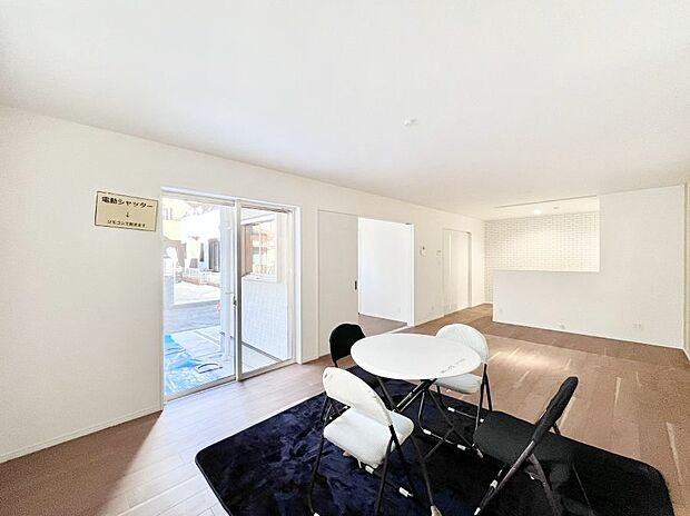 明るい陽光が注ぎ、寛ぎの雰囲気に満たされるリビングダイニング 