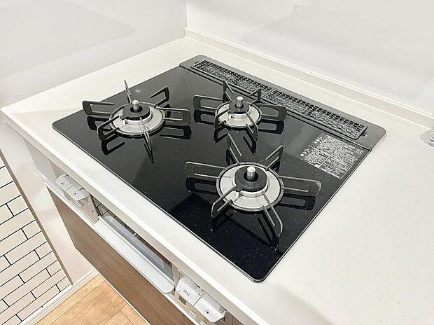 ガスコンロはSiセンサー搭載。火力調節や焦げ付き・消し忘れも防いでくれます。