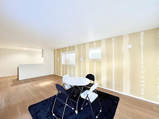 快適な床暖房付きの広々リビング。家族が自然と集まる憩いのスペースになりそう