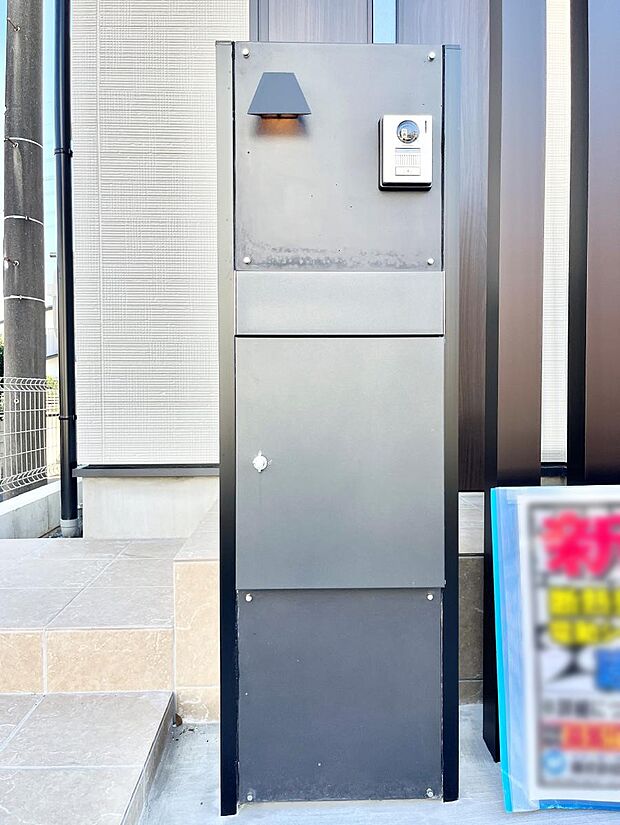 表札・インターホン・ポストをひとつに集約。エントランスになじむシンプルデザイン。