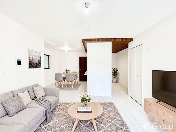 ご家族の賑やかな話し声で包まれる明るいリビング ※家具はCGです