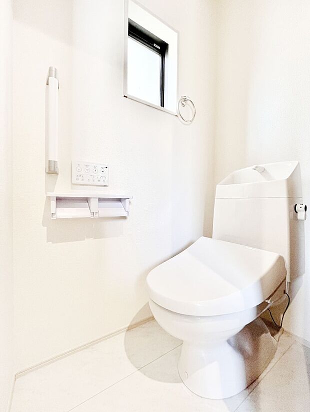 清潔感あるシャワートイレ。小窓から光が注ぎ込みます!