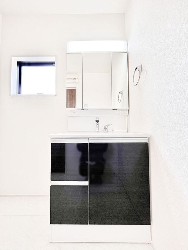 三面鏡キャビネット・シャワー付き洗面化粧台で忙しい朝の身支度もスムーズに!