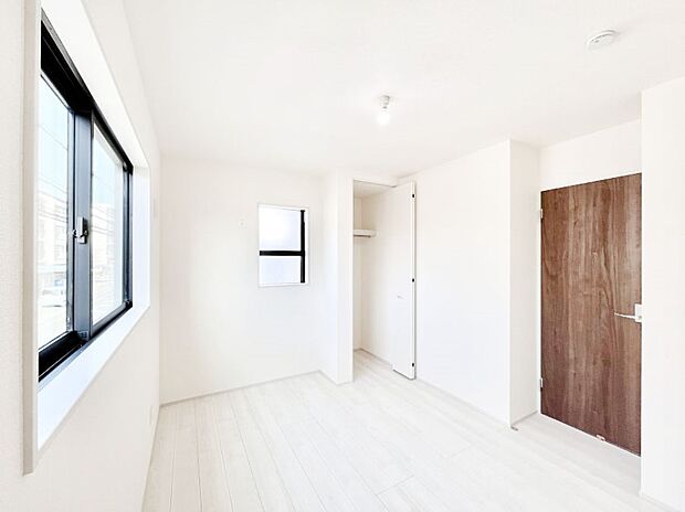 クローゼット付きのお部屋でスッキリとした空間でゆったり寛げます。