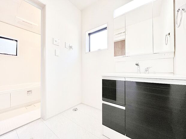 清潔感のある快適空間です。毎日の身支度も気持ち良くお使い頂けます!