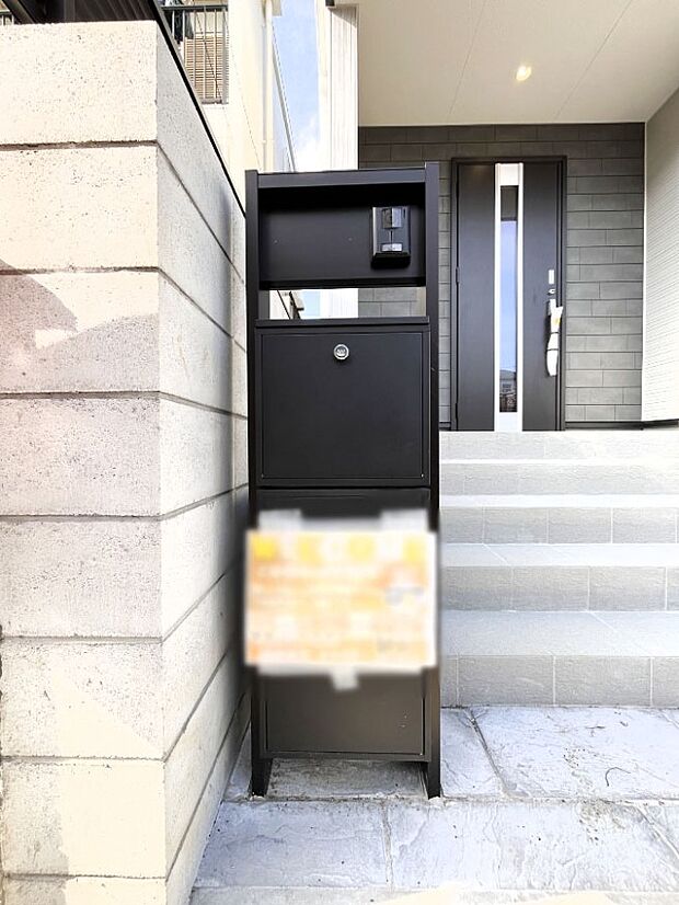 表札・インターホン・ポスト・宅配BOXが一体型となったシンプルデザインの門柱