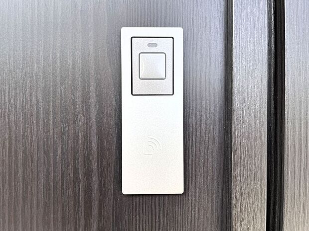ボタンを押してかざすだけ!玄関ドアは電子キー仕様です。