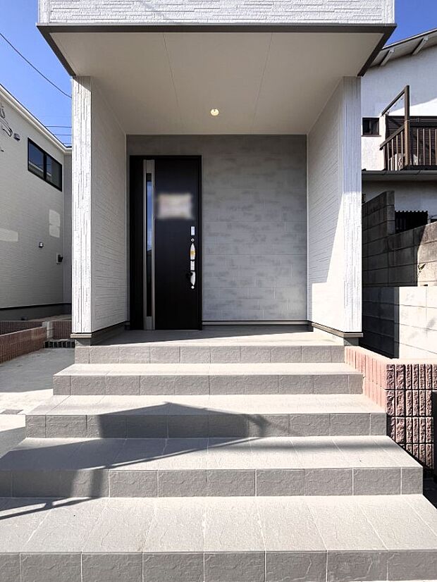 シンプルで落ち着いた雰囲気の玄関でご家族やお客様をお出迎え！