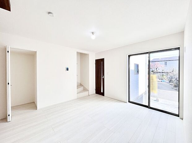 明るい陽光が注ぎ、寛ぎの雰囲気に満たされるリビングダイニング