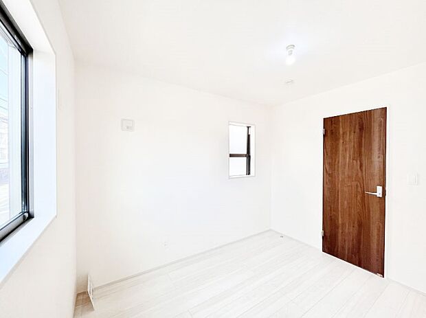 2面採光の洋室。窓から入り込む陽光がお部屋全体を優しく包み込みます！