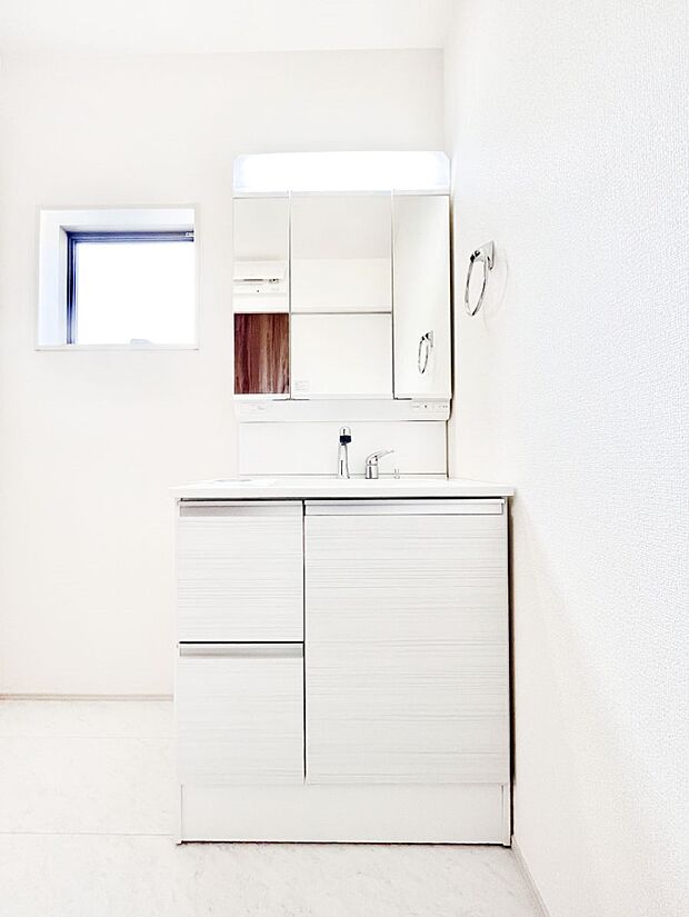 三面鏡キャビネット・シャワー付き洗面化粧台で忙しい朝の身支度もスムーズに！