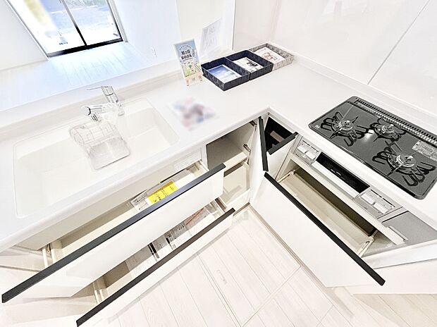 収納スペースもたっぷり！広々とした作業スペースで家事もラクラク！ 