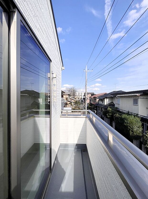 暖かな陽光が降り注ぐバルコニーはお洗濯におすすめ。爽やかな風も心地よいです。 