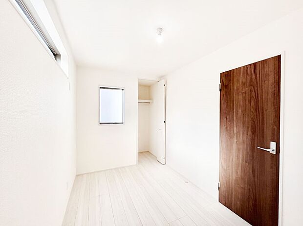 クローゼット付きのお部屋でスッキリとした空間でゆったり寛げます。