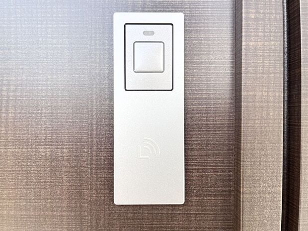 ボタンを押してかざすだけ！玄関ドアは電子キー仕様です。