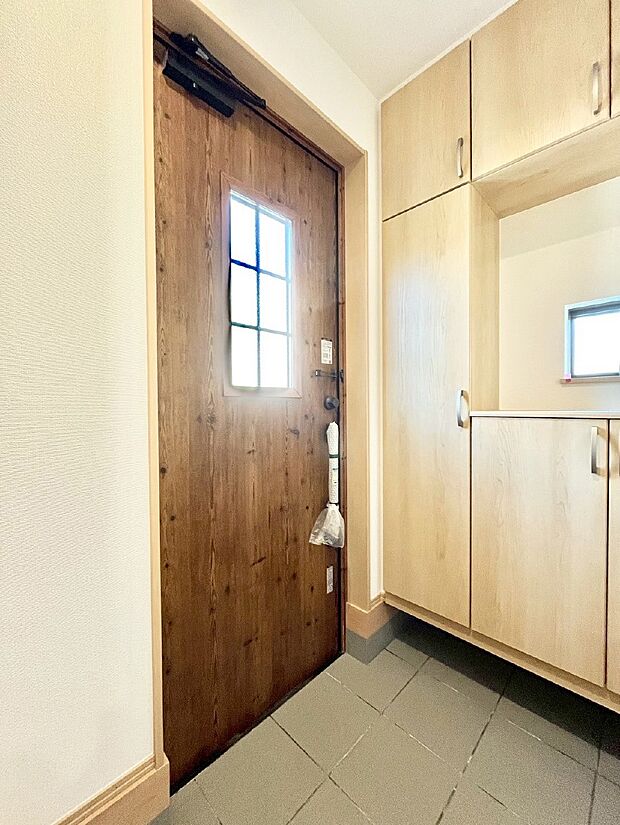 明るい玄関はお客様をお出迎えするのにぴったりです!