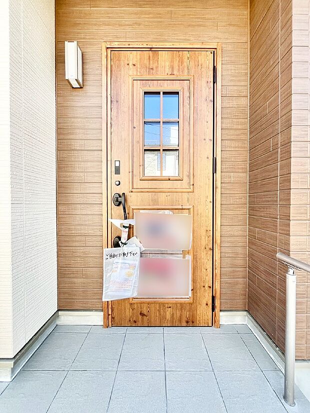 大切な家族、来客を出迎える玄関。